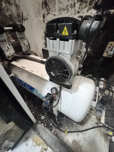Compressor Odontológico Dental Air / AirZap 80L - Isento de Óleo - 220V