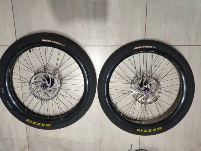 PAR DE AROS COM MAXXIS