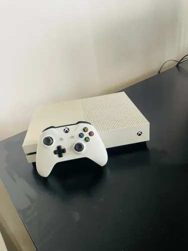 XBOX ONE S 1TB + CONTROLE NOVO E ORIGINAL- EXCELENTE ESTADO