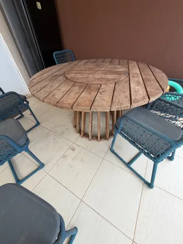 Vendo mesa redonda de madeira, com base giratória.  Acompanhado de cadeiras e centro.
