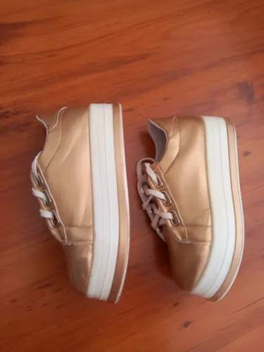 Tênis moderno dourado/branco - Tamanho 36 (perfeito estado)