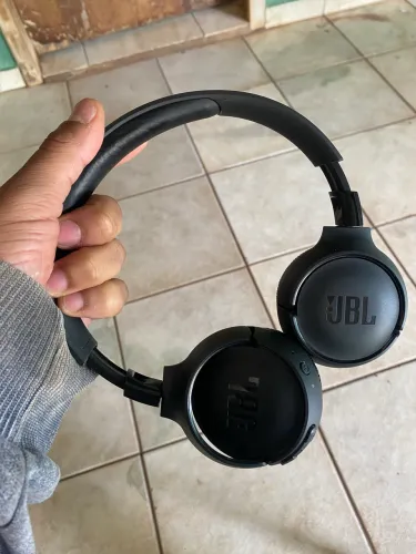 Vendo IPhone 11 256gb. Vida Útil 84%. Acompanha capa, carregador e headphone JBL.