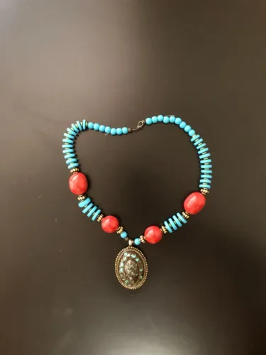 Colar boho azul turquesa com pingente oval, usado.