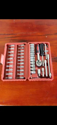 Kit de ferramentas 46 peças com catraca. Compacto e completo.