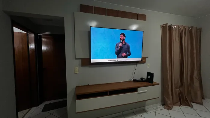 Painel para TV com Rack Suspenso Branco e Amadeirado