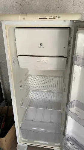 Geladeira Electrolux RE31 - 240 Litros