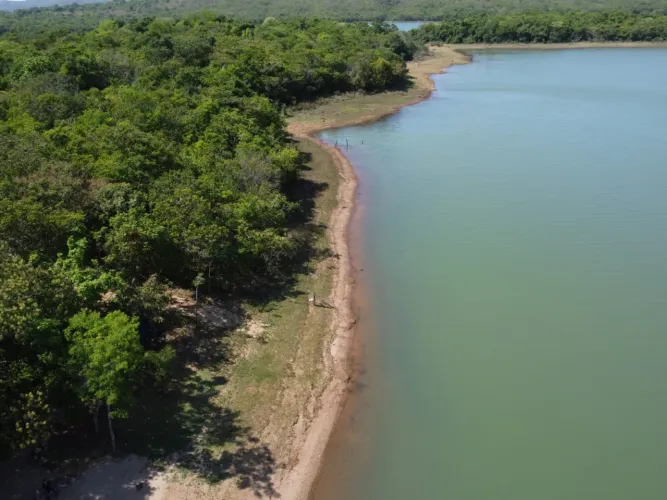 São 09 hectares no Lago Corumba 3 Em Luziania. Goiás 26 km de asfalto e 09 km de estrada d