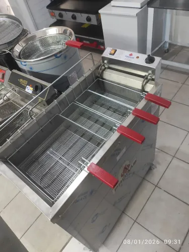 Bh Fritadeira industrial Progás elétrica 4 cesto sendo um grande