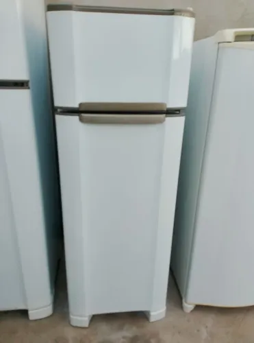 Vendo geladeira esmaltec de 330 litros degelo gelando bem funcionando