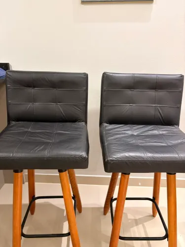 4 Banquetas em courino.