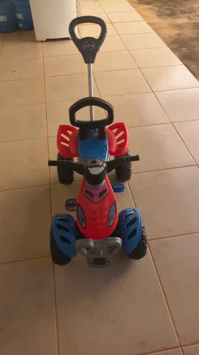 Vende se mesinha cadeira e carrinho criança e vendo separado 20 mesinha e.70 carrinho