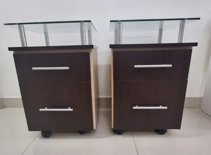 Mesinha cabeceira em marcenaria MDF com tampo vidro .