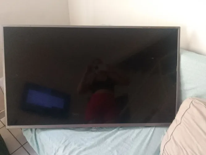 Vendo televisão com defeito para utilizar as peças