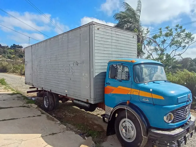 Caminhão Mercedes 1113 baú