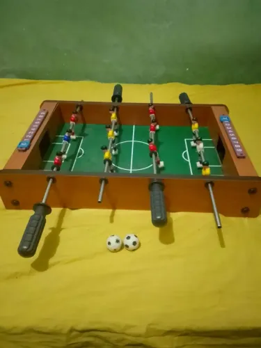 Jogo de pebolim portátil em bom estado