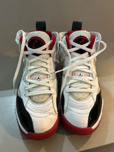 Tênis Nike Air Jordan 12 Branco, Preto e Vermelho