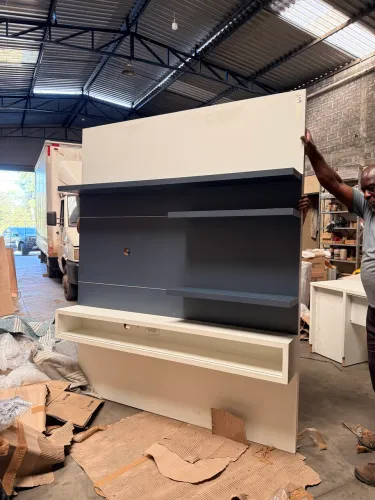 Painel de tv com nichos.