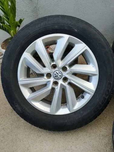 Jogo de rodas Volkswagen R16 com os pneus