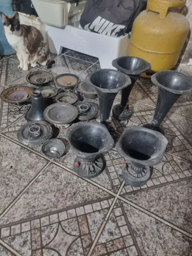 Alto falantes e cornetas para recuperação