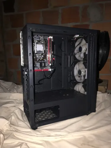 Gabinete aquário com placa mãe H81 e ram de 8gb com três fans frontais