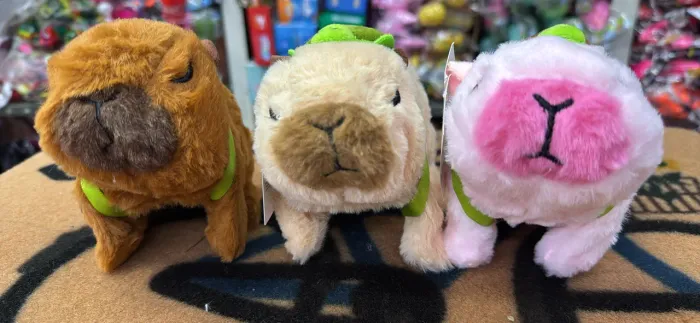 Capivara de Pelúcia com Som e Anda 