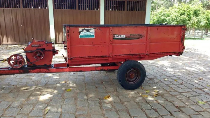 Vendo carretinha pinheiro com ensiladeira 4610