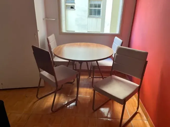 Mesa de jantar com 4 cadeiras
