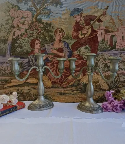 Par de candelabros antigos em metal prateados.