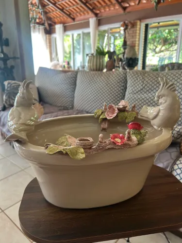 Floreira em cerâmica com apliques em porcelana 