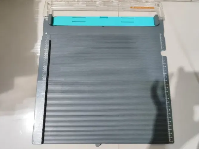 Base de Corte e Vinco We R Trim & Score Board para Scrapbook - Incompleta