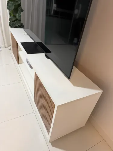 Rack Abra Casa Casé 2 Portas com frisos Branco e Avelã - 2,00m