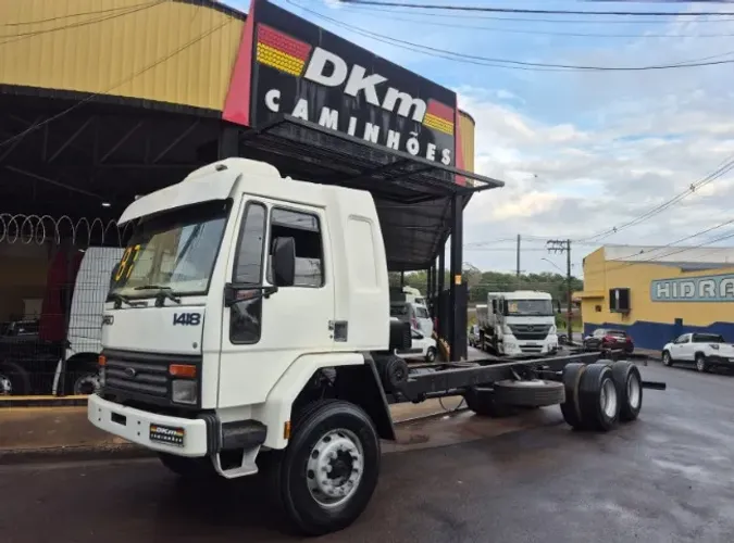 Cargo 1418 ano 1987 chassi 6x2 motor cummins 310.