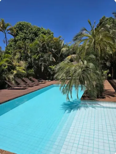 Casa com 3 Chalés, Piscina e Jardim Tropical a 5 Minutos da Praia em Arraial d'Ajuda 