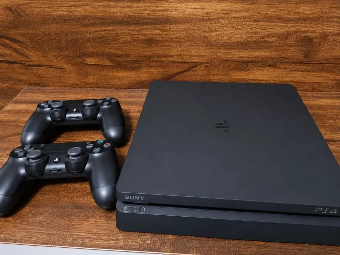 Ps4 1Tb + 2 controles originais + 2 jogos