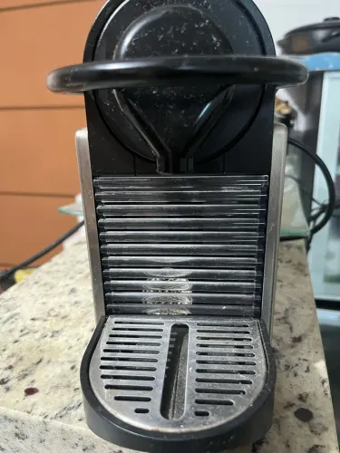 Vendo cafeteira Nespresso, seminova, pouco uso.