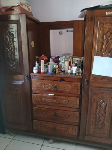 GUARDA ROUPA DE MADEIRA MACIÇA EM EXCELENTE QUALIDADE