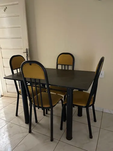 Mesa com 4 cadeiras