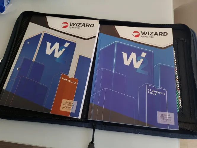 Material Inglês Wizard praticamente novo/ vai livro e caderno de execício
