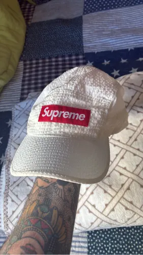 BONÉ - SUPREME WHITE CAMP CAP
