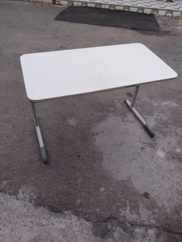 Vendo mesa para escritório super conservada. Com os pés de ferro. Em ótimo estado