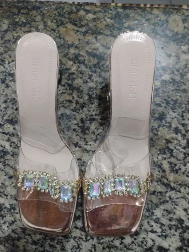 Vendo um par de sandália top
