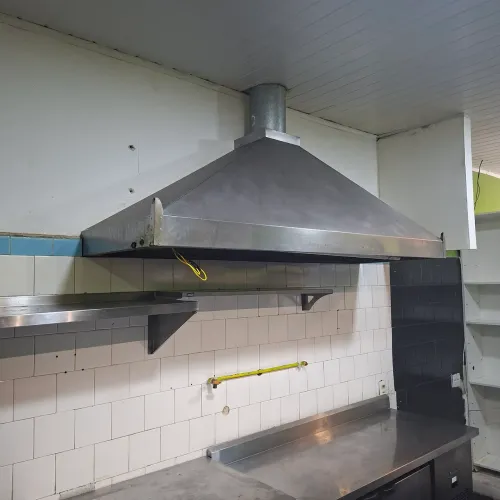 Coifa com tubulação e motor