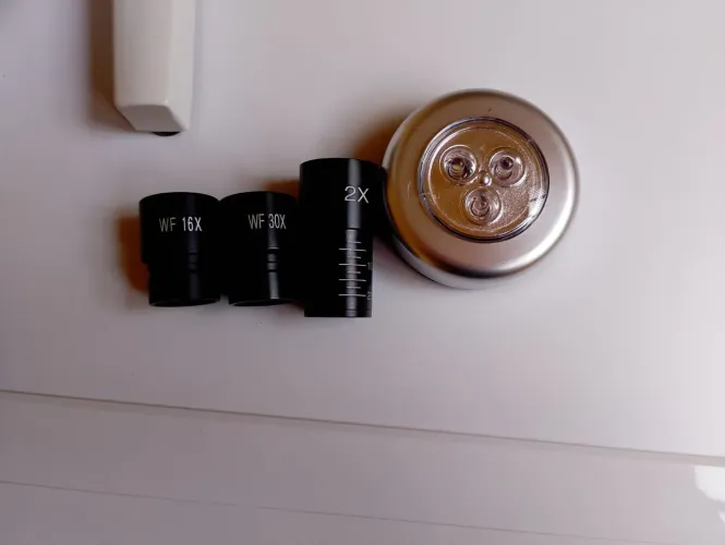 Microscópio Biológico XSP01 aumenta até 16x