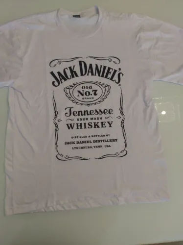 Camiseta branca com tema Jack Daniels