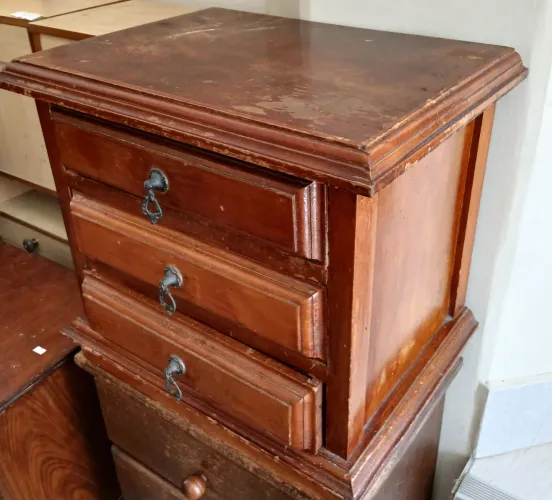 Mesa de cabeceira em madeira maciça com 3 gavetas