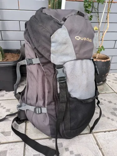 Mochila Quechua Forclaz 40L cinza trilha trekking montanha viagem camping acampamento