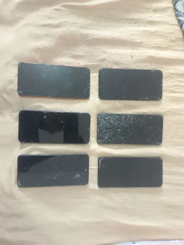Três celulares só trocar a tela e outros três não sei o defeito.