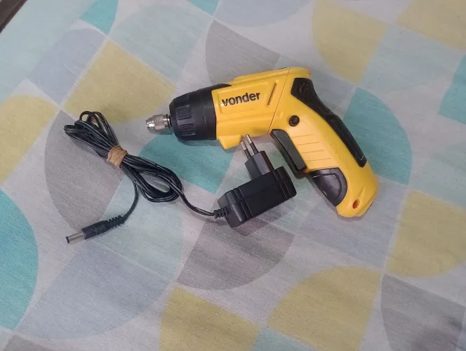 Parafusadeira Vonder portátil Recarregável Nova