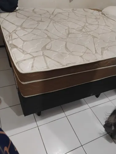 Cama casal Queen usada