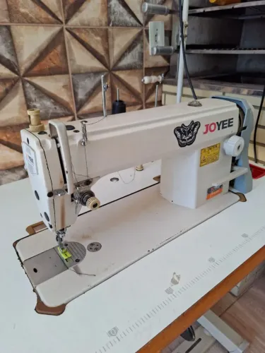 Máquina de costura reta